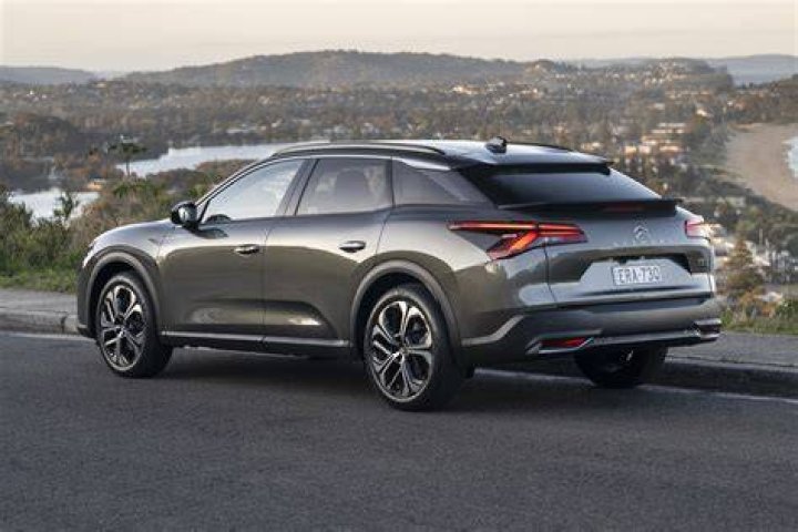 The Citroen C5 X is not a crossover, or a saloon, or an estate - it&rsquo;s a blend of all three