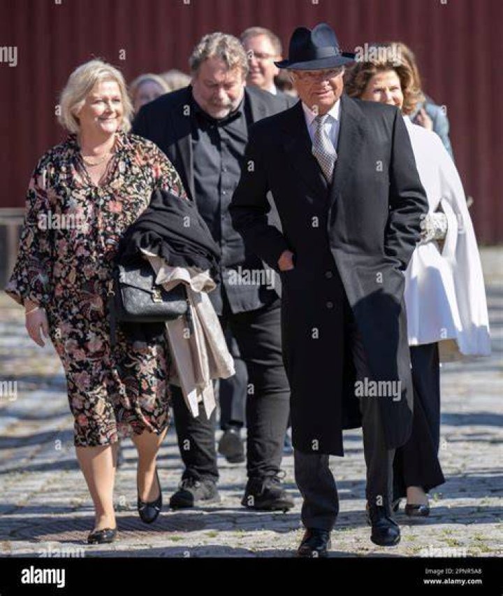 The couple looked royal on their engagment 