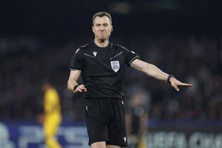  The referee called him back to the pitch after already showing him a red card