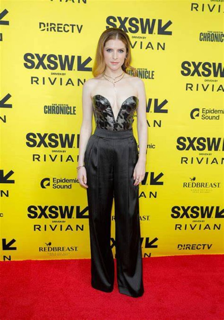  The star wore some simple accessories with the dress