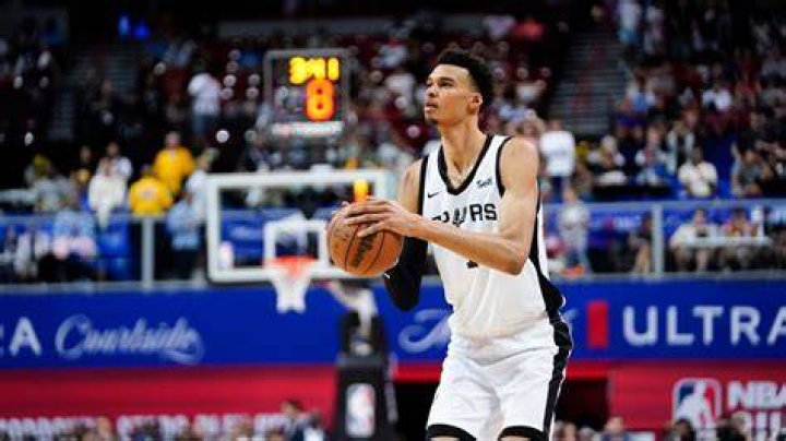 Victor Wembanyama Scoring a Basket 