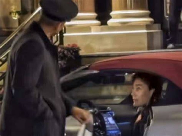 WATCH Russell arrives with girlfriend Carmen Mundt at Hotel de