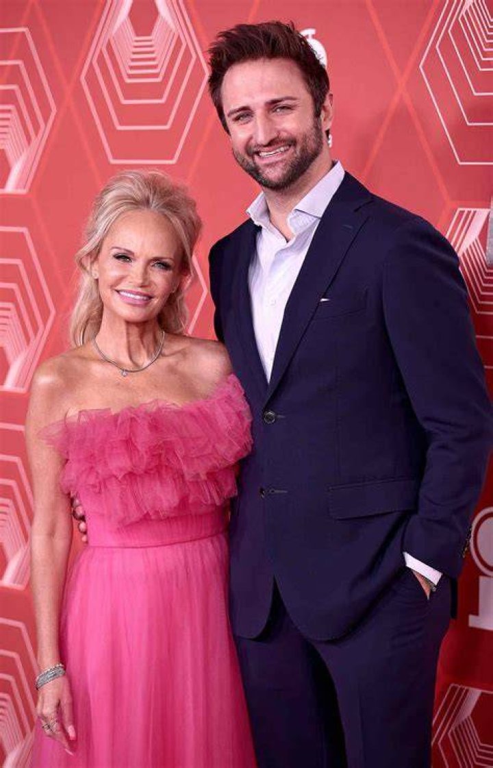 Who is Kristin Chenoweth Husband?