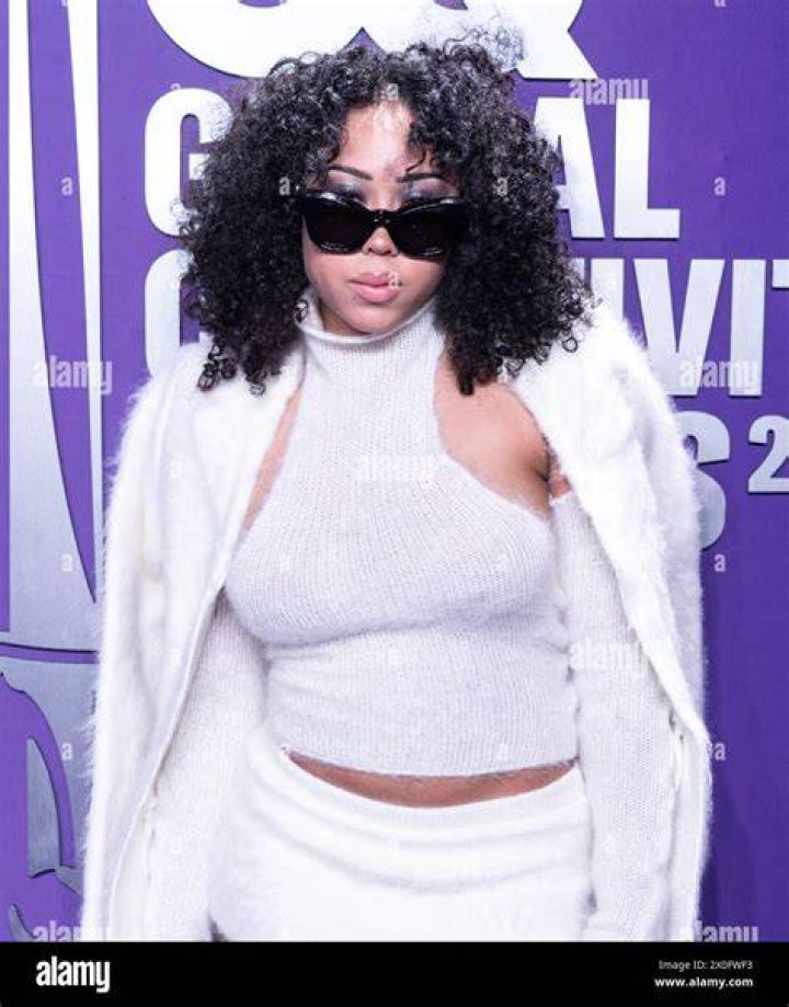 How old is Erykah Badu daughter Puma? Who is Puma? Erykah Badu Husband, Songs & More 2 Who is Puma Sabti Curry?